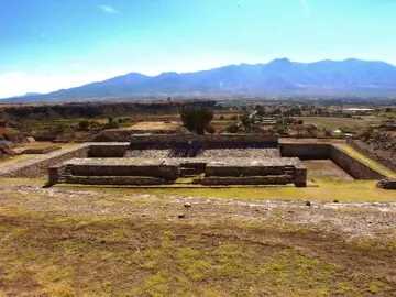 Juego de pelota de Yagul con vista al valle de Oaxaca y montañas al fondo.