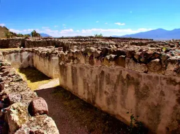 Pasillo interno de Yagul con muros de piedra recubiertos de estuco, típico de la arquitectura zapoteca.