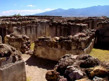 Conjunto habitacional de la zona arqueológica de Yagul, con muros de piedra y patios internos.